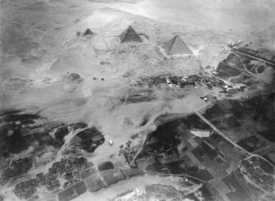 Aerial photograph (black and white) from 1904 of the pyramids of Giza taken on a balloon by Eduard Spelterini.