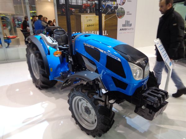 Un tractor Landini que es un poco más pequeño que un sedán.