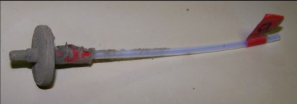 Un tubo de muestreo obstruido y su filtro de polvo cubierto con partículas de suciedad.