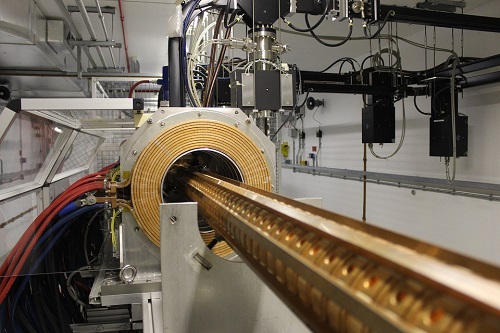 Un acelerador de partículas que utiliza campos magnéticos para aumentar la velocidad de las partículas.