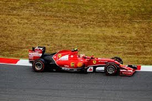Un coche de carreras rojo en una pista.