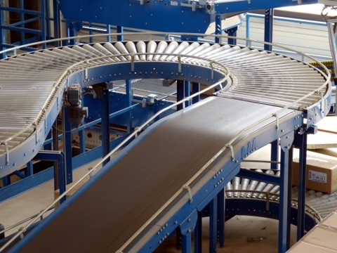 A level section of conveyor belt that is semicircular in shape.