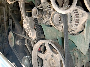 Una pieza de maquinaria que contiene múltiples poleas, las cuales están conectadas por correas que giran alrededor de conjuntos de dos o más poleas.