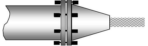 Una boquilla con brida está unida al extremo derecho de una tubería de agua cilíndrica, a través de 6 pernos espaciados uniformemente alrededor de la circunferencia de la brida de conexión.