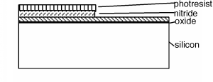 Después del grabado con nitruro, se muestra la oblea de la Figura 5 anterior con la porción de la capa de nitruro justo debajo de la capa fotorresistente eliminada también eliminada. En este caso, esto significa que se elimina la mitad derecha de la capa de nitruro.