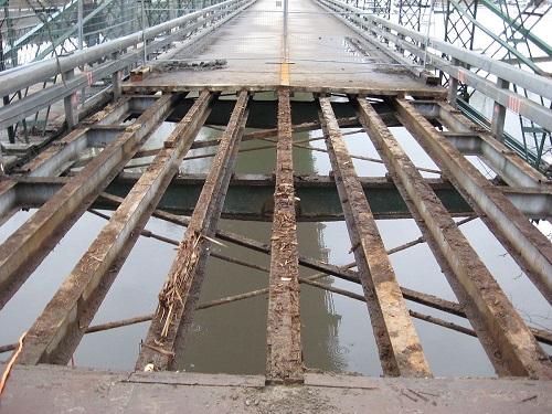 Horizontal beams in a bridge